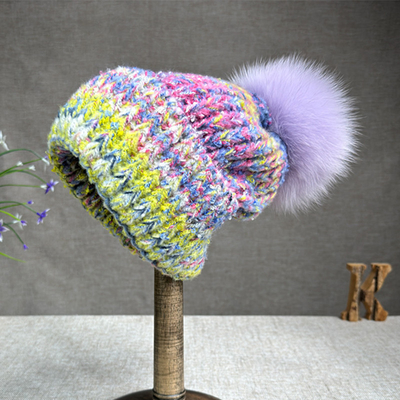2024 Nouveau chapeau pour femmes en cachemire chapeau tricoté pour automne/hiver fourrure de renard chapeau pompom bord bouclé couleur casquette de protection pour oreille