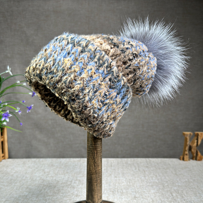 2024 Nouveau chapeau pour femmes en cachemire chapeau tricoté pour automne/hiver fourrure de renard chapeau pompom bord bouclé couleur casquette de protection pour oreille