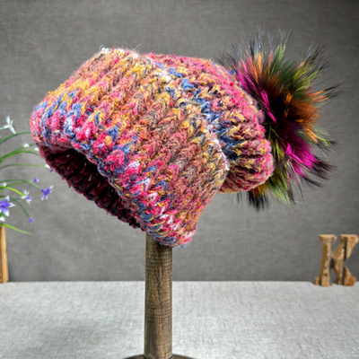 2024 Nouveau chapeau pour femmes en cachemire chapeau tricoté pour automne/hiver fourrure de renard chapeau pompom bord bouclé couleur casquette de protection pour oreille