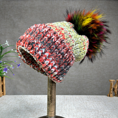 2024 Nouveau chapeau pour femmes en cachemire chapeau tricoté pour automne/hiver fourrure de renard chapeau pompom bord bouclé couleur casquette de protection pour oreille