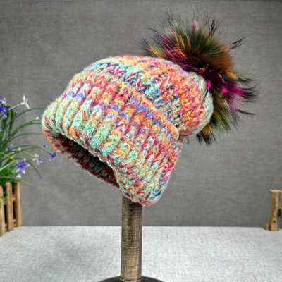 2024 Nouveau chapeau pour femmes en cachemire chapeau tricoté pour automne/hiver fourrure de renard chapeau pompom bord bouclé couleur casquette de protection pour oreille