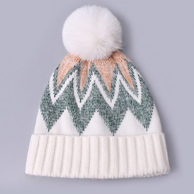 Des bonnets brodés personnalisés, en tricot d'hiver, à rayures, à motifs, chauds, doux, pompeux, puff, imprimés