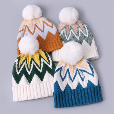 Des bonnets brodés personnalisés, en tricot d'hiver, à rayures, à motifs, chauds, doux, pompeux, puff, imprimés