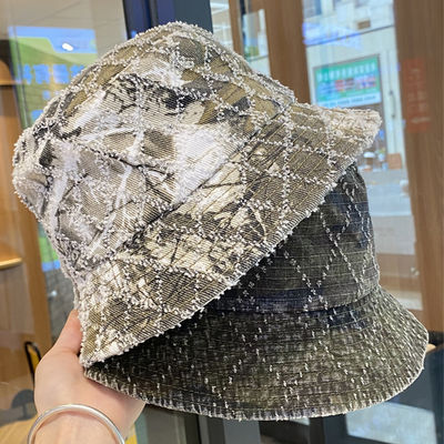Nouvelle collection printemps-automne, chapeau seau personnalisé en denim effiloché à dessus plat, broderie Suquin à carreaux, broderie logo, chapeau de pêcheur