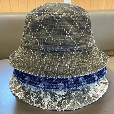Nouvelle collection printemps-automne, chapeau seau personnalisé en denim effiloché à dessus plat, broderie Suquin à carreaux, broderie logo, chapeau de pêcheur