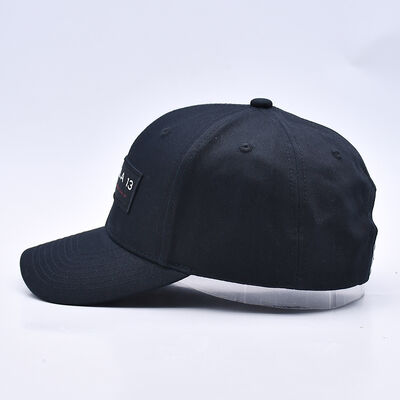 Casquette de baseball six panneaux personnalisable, avec une construction légère et une coupe ajustable, idéale pour les cadeaux promotionnels lors de salons professionnels.