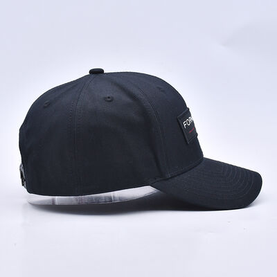 Casquette de baseball six panneaux personnalisable, avec une construction légère et une coupe ajustable, idéale pour les cadeaux promotionnels lors de salons professionnels.