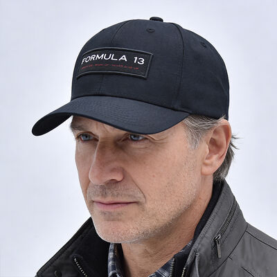 Casquette de baseball six panneaux personnalisable, avec une construction légère et une coupe ajustable, idéale pour les cadeaux promotionnels lors de salons professionnels.