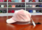 Casquettes de baseball de panneau du rose 6 de tissu de velours avec le logo de broderie/les chapeaux Bill de courbe