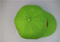 Style de caractère brodé vert de bord de courbe de casquettes de baseball de couleur solide