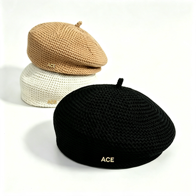 Chapeau de béret tricoté classique Couleur solide ACE Logo métallique Béret élégant Béret durable pour le port quotidien Casual Support Personnalisation